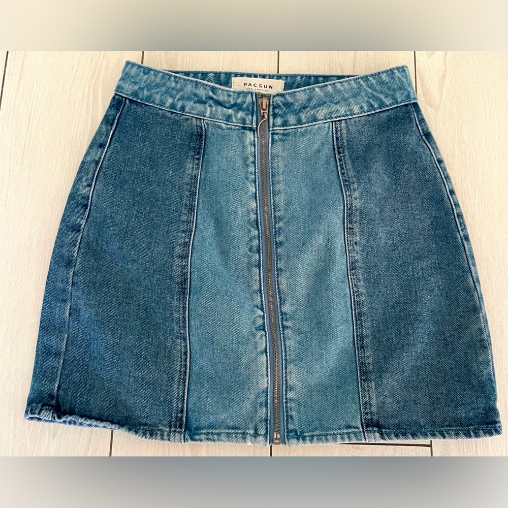 Pacsun women’s Jean skirt with front zip size 24. Circle zipper decoration‎ chip